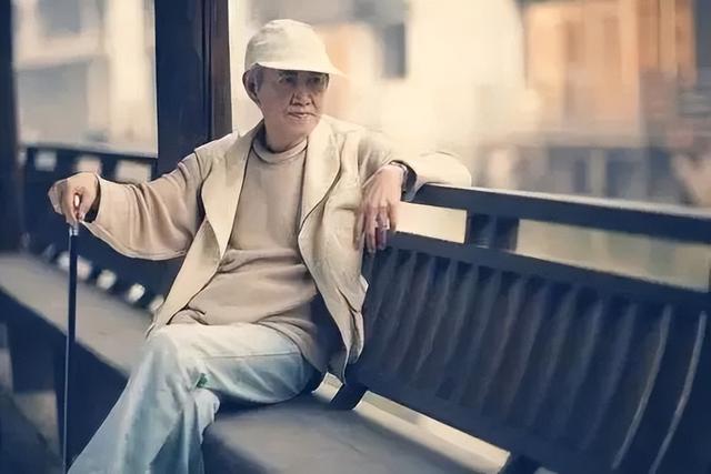 木心的诗《借我》，从前的那个我 木心（一个在黑暗中大雪纷飞的人）