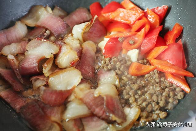 腊肉炒蒜苗做法，蒜苗炒腊肉的做法（年夜饭炒菜之蒜苗炒腊肉）