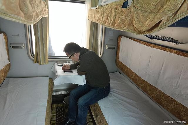 火车晚上几点熄灯，火车晚上几点熄灯几点开灯（与列车播音时间同步）