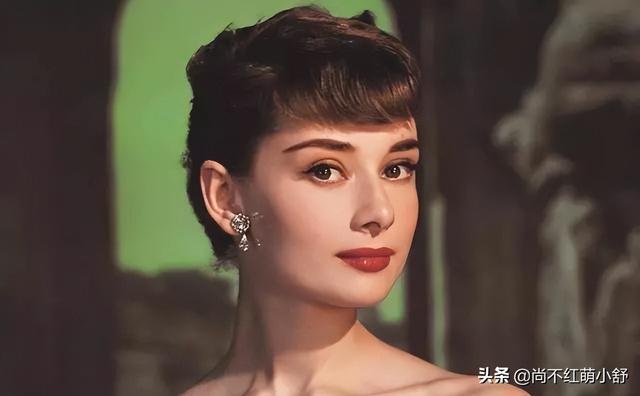 奥黛丽赫本发型，什么是赫本头（女人保持体态和气质比扮嫩老去更美）