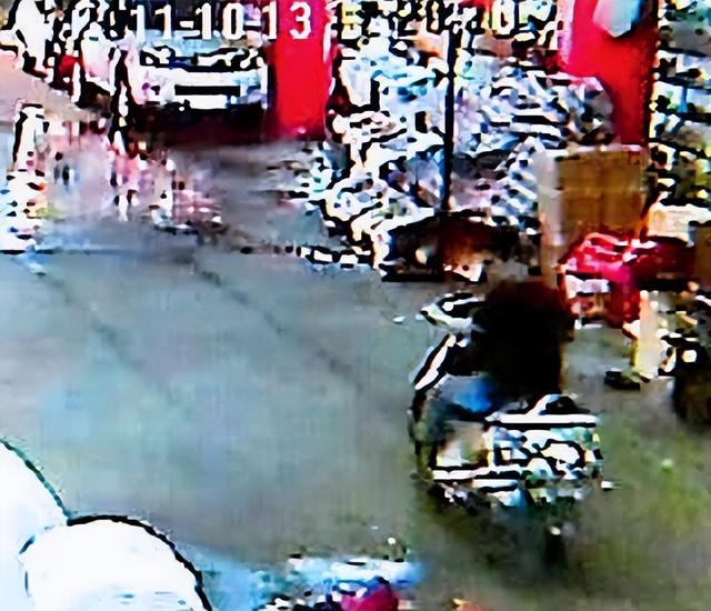 两岁小悦悦事件过程，那个被车撞倒、18人路过无视的两岁女童小悦悦