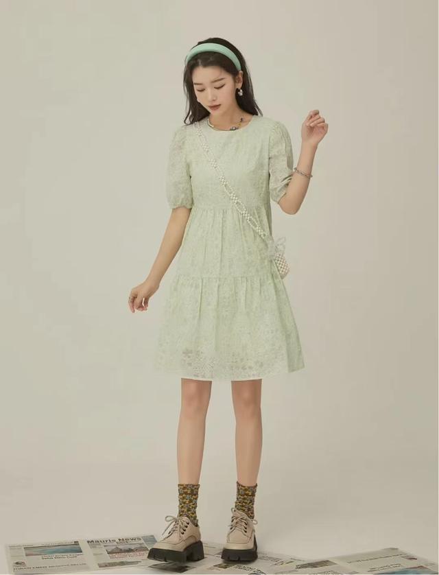 松紧腰连衣裙适合什么身材，松紧腰连衣裙的好处（上紧下松的收腰连衣裙适合什么身材）