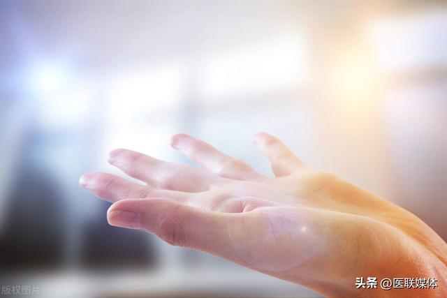指甲有竖纹的成因及治疗方法，指甲上有竖纹是怎么改善（是缺乏营养还是生病了）
