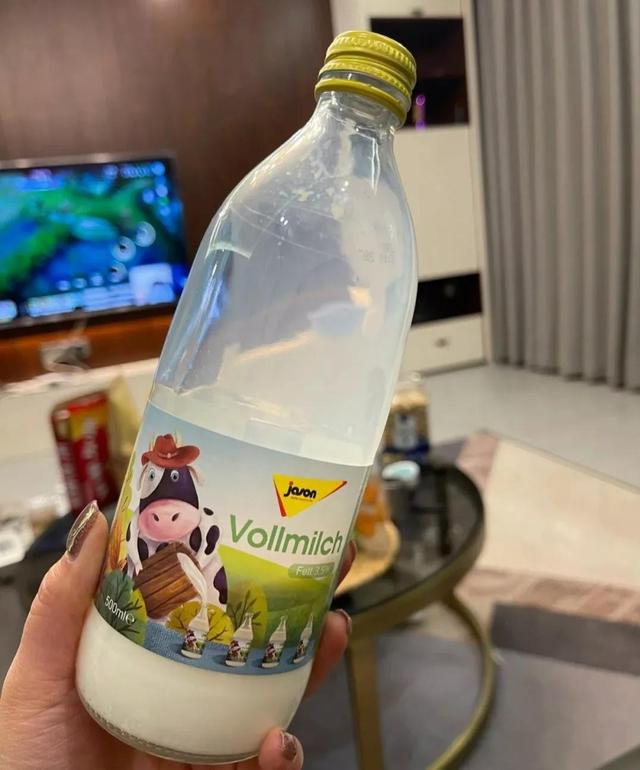 浓缩牛奶与纯牛奶区别，浓缩牛奶与纯牛奶区别图片（大家喝过的最好喝的纯牛奶是什么）