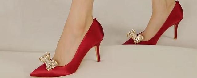 女人穿红色高跟鞋代表着什么，女人穿红色高跟鞋代表着什么含义（炙热火辣的“红色高跟鞋”）
