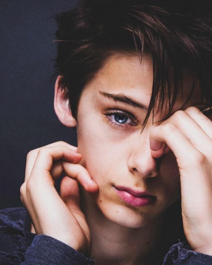 12岁靠蓝眼睛爆红,被誉为"世界第一美少年",18岁交往华裔女友