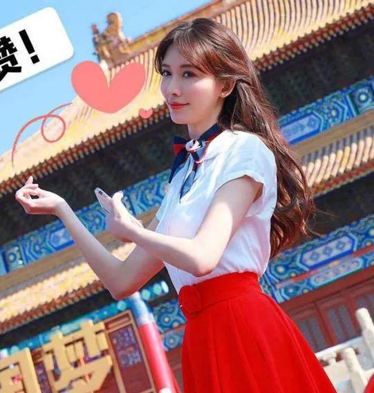 “性感女人”林志玲：“一脱成名”惹争议，马踏胸部吓死人，揪心