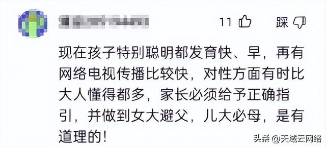 李嘉欣与儿子共浴照，李嘉欣穿白衣搂住儿子拍照（知名女星李嘉欣与儿子共浴）