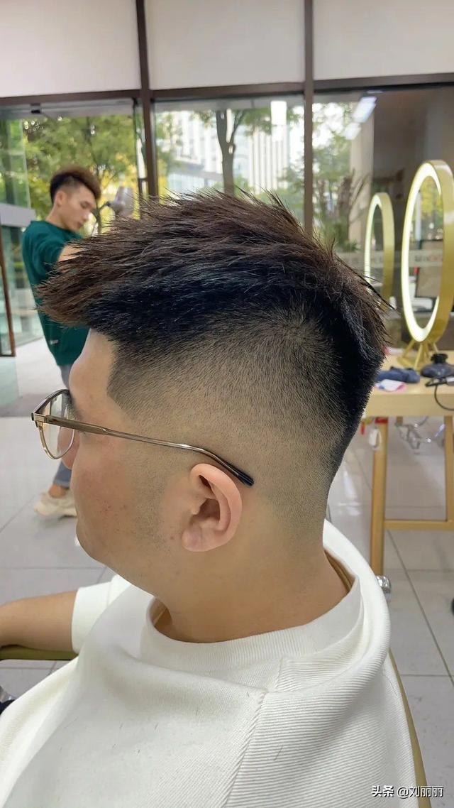 短头发怎么扎，两侧铲短pk男士碎发（短头发怎么扎起来）