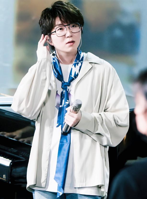 毛不易是哪个公司，毛不易公司老板是谁（被薛之谦发掘、被李健力捧）