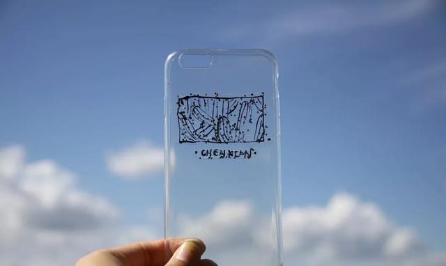 手机壳发黄怎么办，浅色手机壳发黄怎么办（手机壳用久变黄别急着扔）