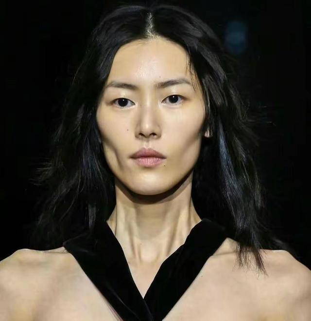 法国巴黎时装秀，伦敦时装周2023秋冬时装秀（华人女模赤身露胸上阵）
