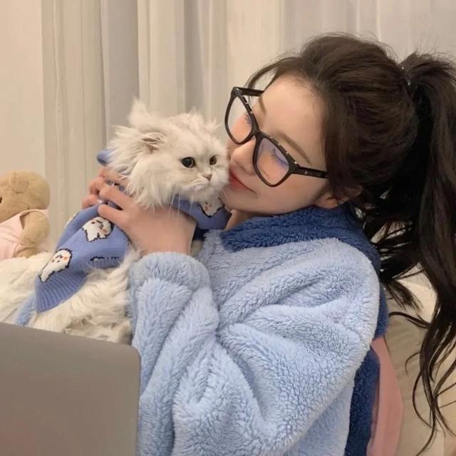猫系女孩，微信头像，猫系女孩（女生头像：抱猫头像）