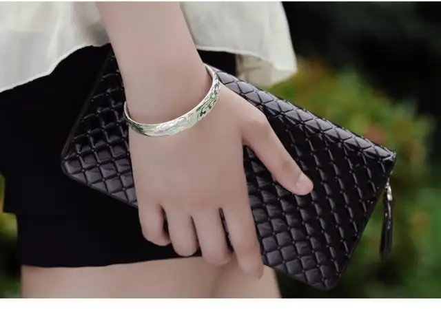 女生银手镯应该戴在哪只手上，女生银手镯戴哪个手（手镯戴左手还是右手）