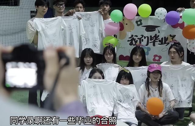 学士服垂布怎么穿图解，教你从垂布颜色辨别学士服（毕业生“穿学士服”引热议）