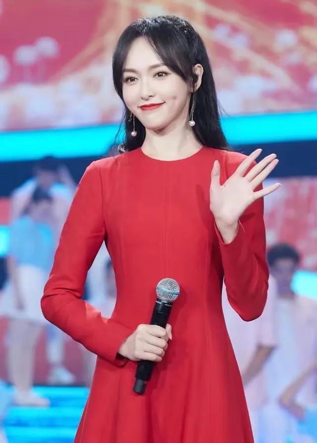 38岁属什么,38岁的唐嫣田间地头穿红色运动装-生肖-荣耀易学