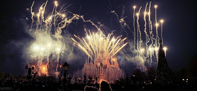站着看烟花遭辱骂，站着看烟花遭辱骂视频（上海迪士尼游客站着看烟花秀遭辱骂）