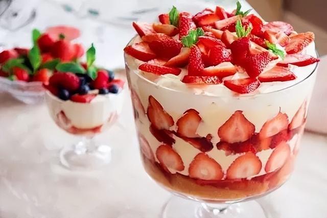 草莓牛奶汁做法，草莓牛奶饮品做法（夏天用水果自己做甜品）