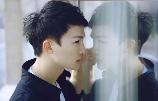 蒙面唱将周深身骑白马是哪一期，蒙面唱将周深身骑白马第几期（2次差点被“毁掉”的男歌手）