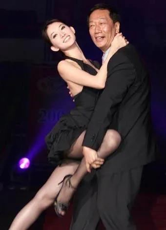 “性感女人”林志玲：“一脱成名”惹争议，马踏胸部吓死人，揪心