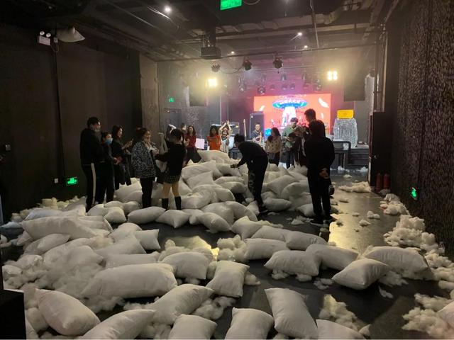 主持人10种热场方式，主持人开场暖场和互动技巧（试一试“枕头大战”吧）