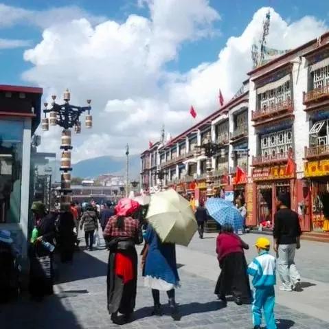 有什么成语描写赞美拉萨的天空，形容拉萨的天空的词语（天上西藏大美于行）