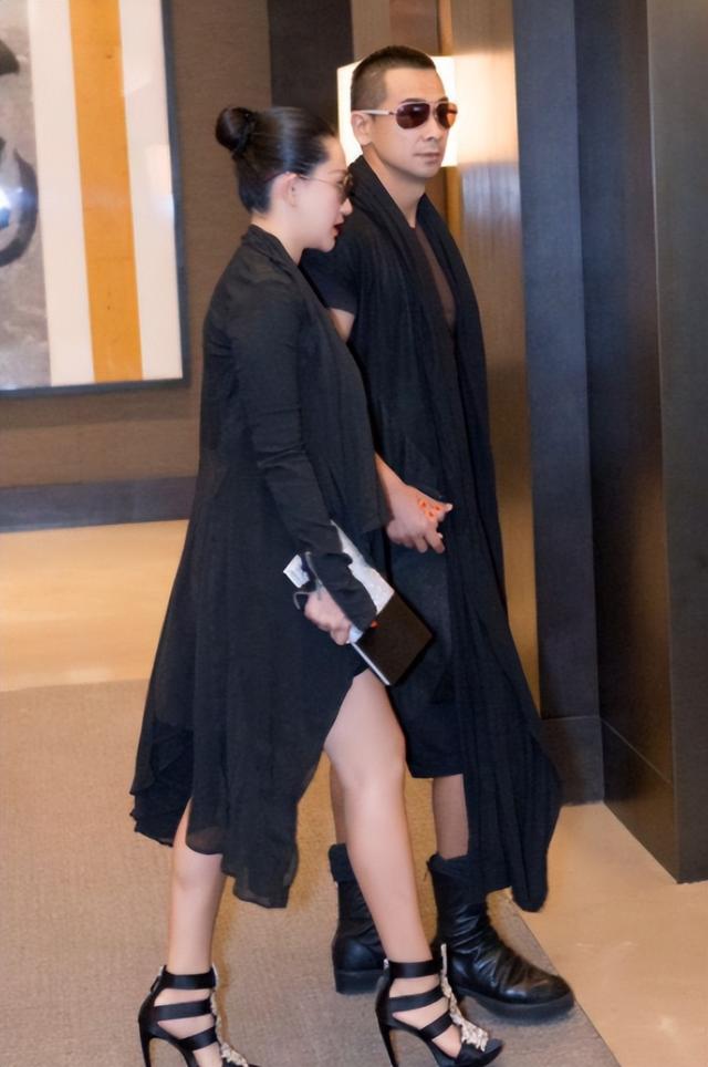 赵文卓老婆，穿情侣装陪老婆逛街（赵文卓老婆是丫蛋吗）