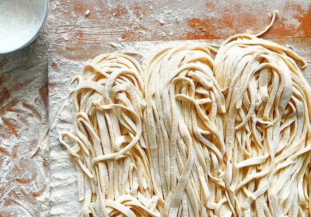 手擀面（手擀面皮），要想手擀面爽滑筋道有弹性（用手擀面皮）