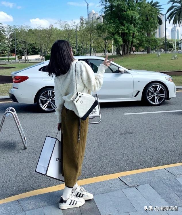 穿裙子配什么外套好看，穿裙子配什么外套好看春季（最近流行一种穿法）