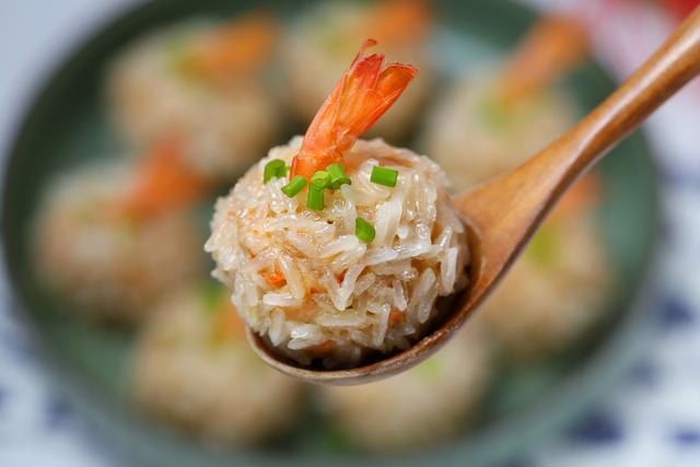 糯米莲藕珍珠丸子怎么做，糯米莲藕珍珠丸子怎么做视频（年夜饭做一道珍珠糯米丸子）