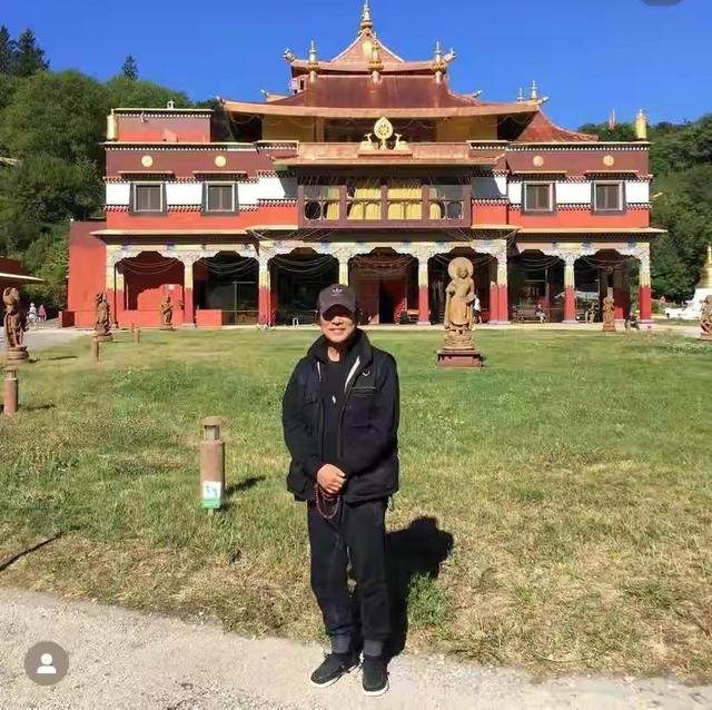 李连杰现在在哪里，功夫巨星李连杰现在哪里生活（与杨紫琼亲密合影感情好）