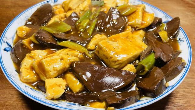 血豆腐怎么炒好吃，辣血豆腐怎么炒好吃又简单（春天多吃豆腐和猪血）