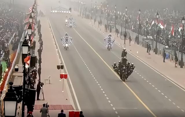 马戏团动物表演，马戏团表演有哪些节目（印度雾霾阅兵又成快乐源泉）