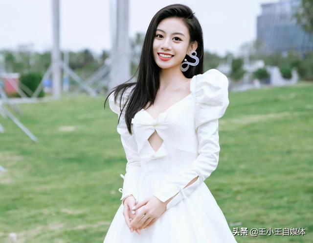 同样是《好声音》总冠军，把伍珂玥和单依纯一对比，差距就出来了