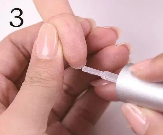 美甲怎么快速卸掉，怎么快速把美甲卸掉（最全的正确的涂甲油胶步骤——卸甲的操作步骤教程）