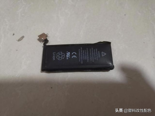 手机电池膨胀原因及处理办法，手机电池膨胀原因及处理办法图片（十年前的手机，锂电池膨胀了）