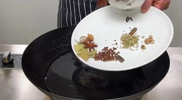 凉皮的汁怎么调，凉皮的汁怎么调（凉皮里加入的“料水”秘密熬制配方来了）