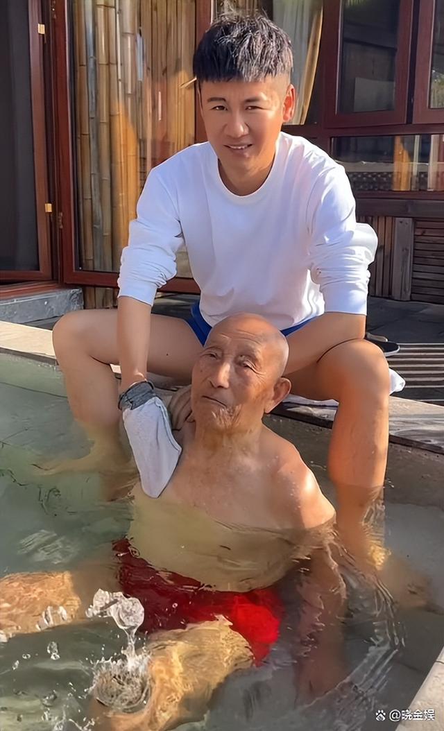 歌手徐子崴简介，平日里不仅给爷爷亲手搓澡还亲自给爷爷剃头