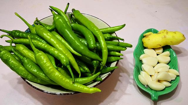 最简单的腌青椒怎么腌，腌制青椒怎么腌制（辣椒脆爽入味不易坏）