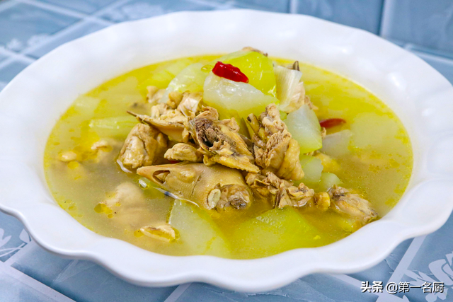 夏季饮食吃什么好，夏季饮食吃什么好消化（少吃苦瓜和番茄）