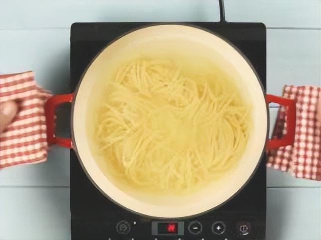 面条煮多久能熟，鲜面条需要煮多长时间（一般挂面煮多久就煮熟了）