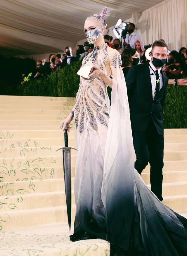 施华洛世奇水晶灯，客厅吊水晶灯好不好（好莱坞红毯太大胆）