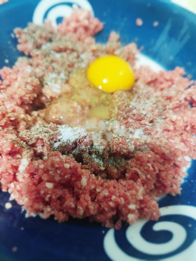 汉堡牛肉饼用哪个部位_牛肉汉堡用什么部位的牛肉，汉堡牛肉饼是牛的什么部位（家庭版牛肉汉堡）