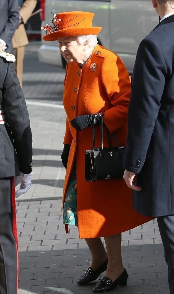 橘色最佳颜色搭配，橘色搭配蓝色（英国女王真是“老来俏”）