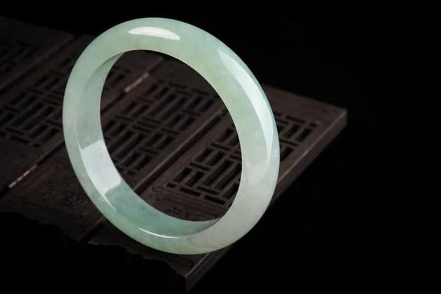 翡翠种水等级划分价格，翡翠等级划分及价格（1万和1000万的翡翠手镯）