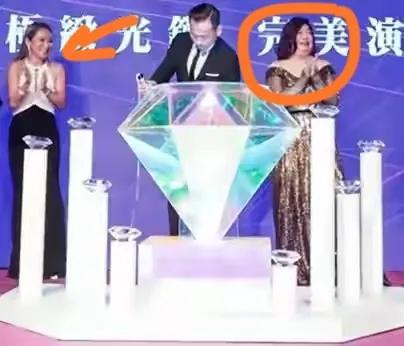 父亲从赌王变阶下囚，母亲从草根奋斗成富豪，赌二代周柏豪哑火了