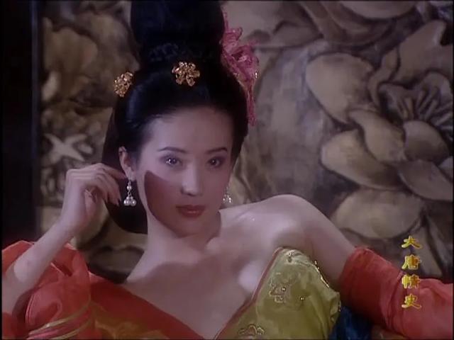 古代步摇图片，日本艺妓她们头上戴的发饰名称。那个圆球和那些像步摇的东西叫什么名字。（步摇、花钿、折股钗、凤簪、梳篦、花冠）