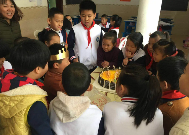 男孩子喜欢什么样的生日蛋糕，男孩子喜欢什么样的生日蛋糕呢（家长给男孩准备“课本”蛋糕）
