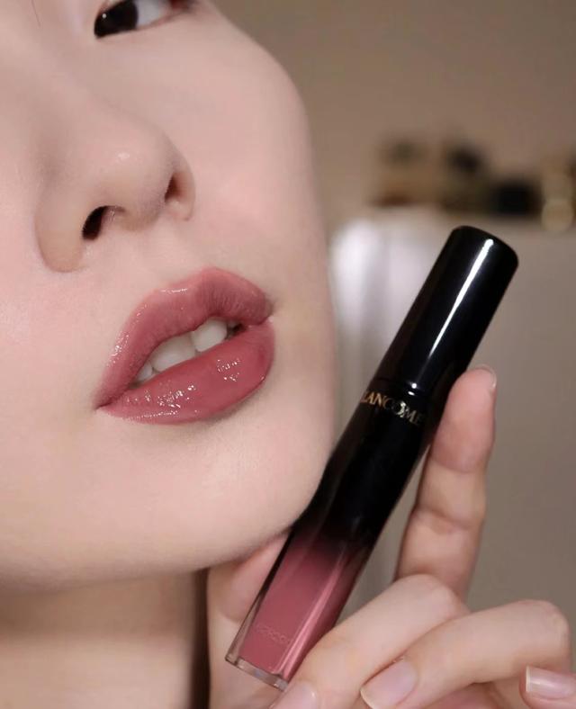 红棕色口红适合素颜吗，素颜用什么颜色的口红（皮肤暗黄的女生涂也显白）