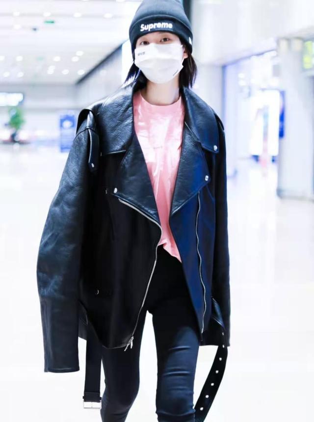 皮衣搭配什么裤子，皮衣有哪些搭配技巧（“乔欣”不愧是时尚达人）